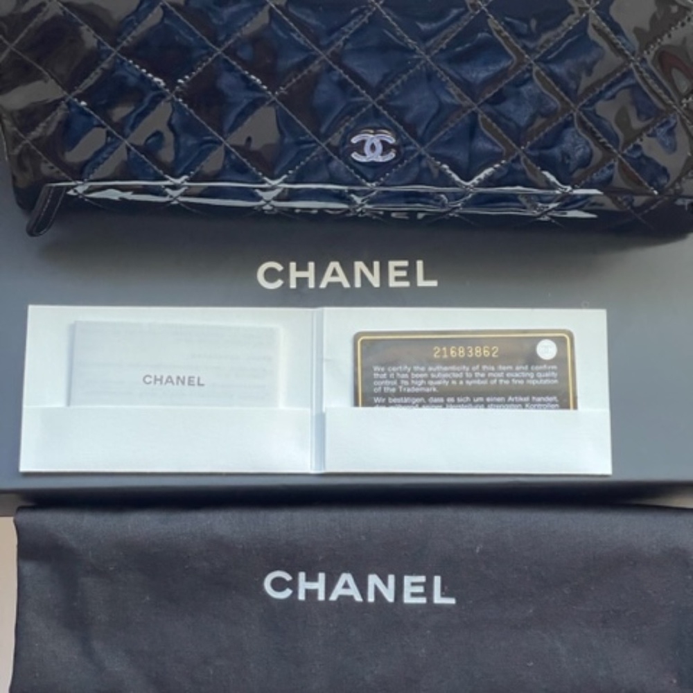 CHANEL Beauty CC clutch